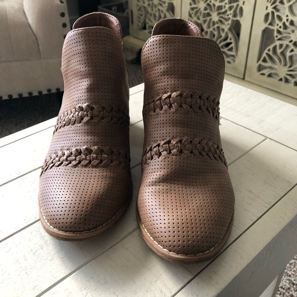 Universal Threads Brown Low Heel Bootie SZ 6 - Picture 4 of 9
